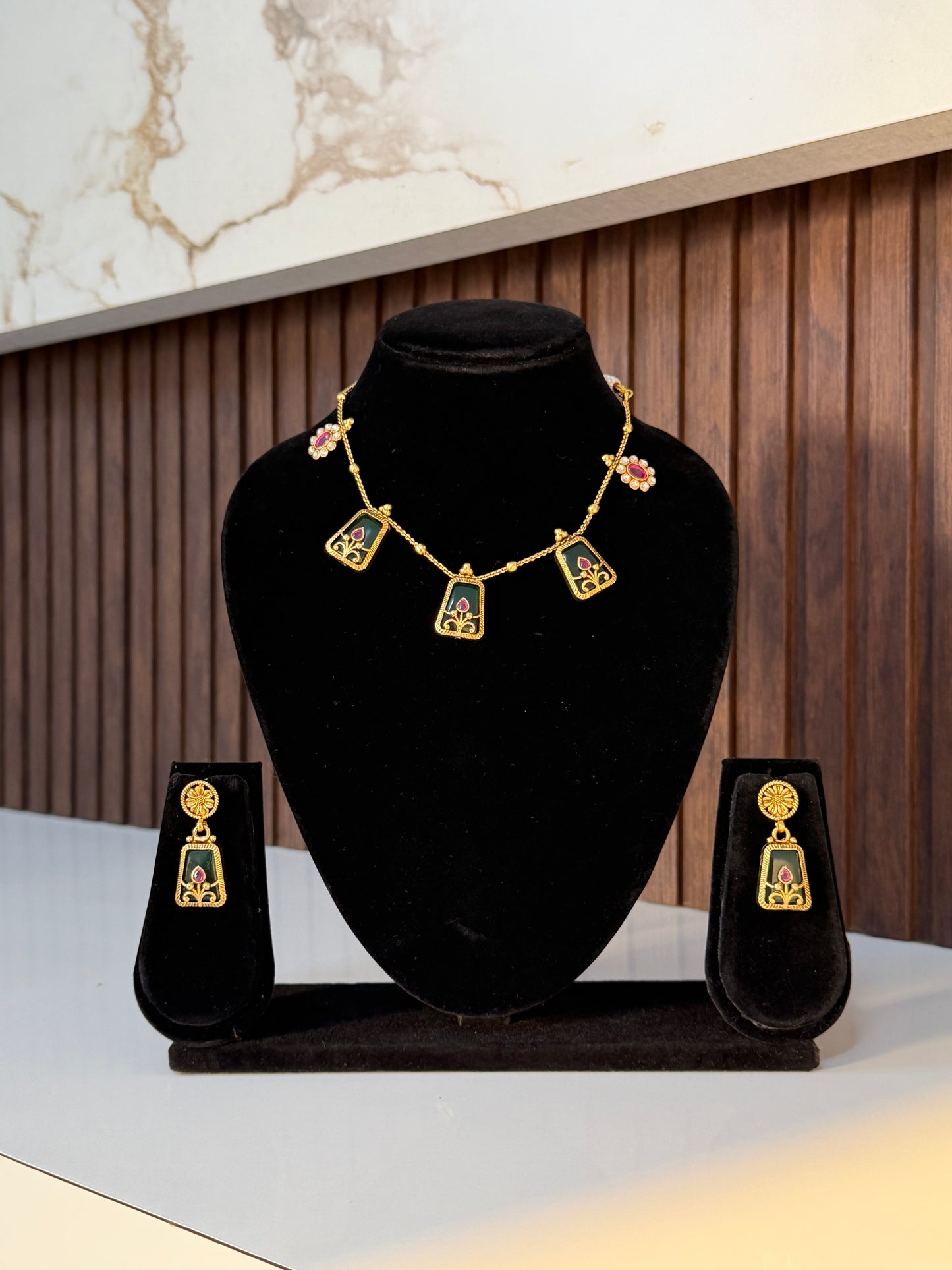 Minimal Heritage Green Stone Pendant Necklace Set