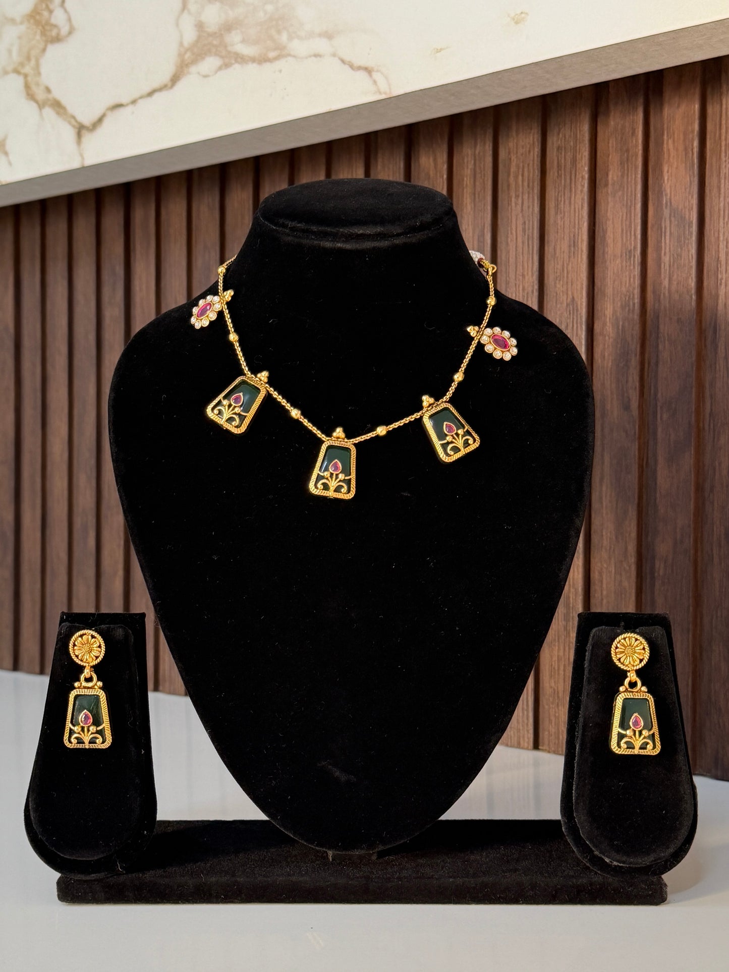 Minimal Heritage Green Stone Pendant Necklace Set