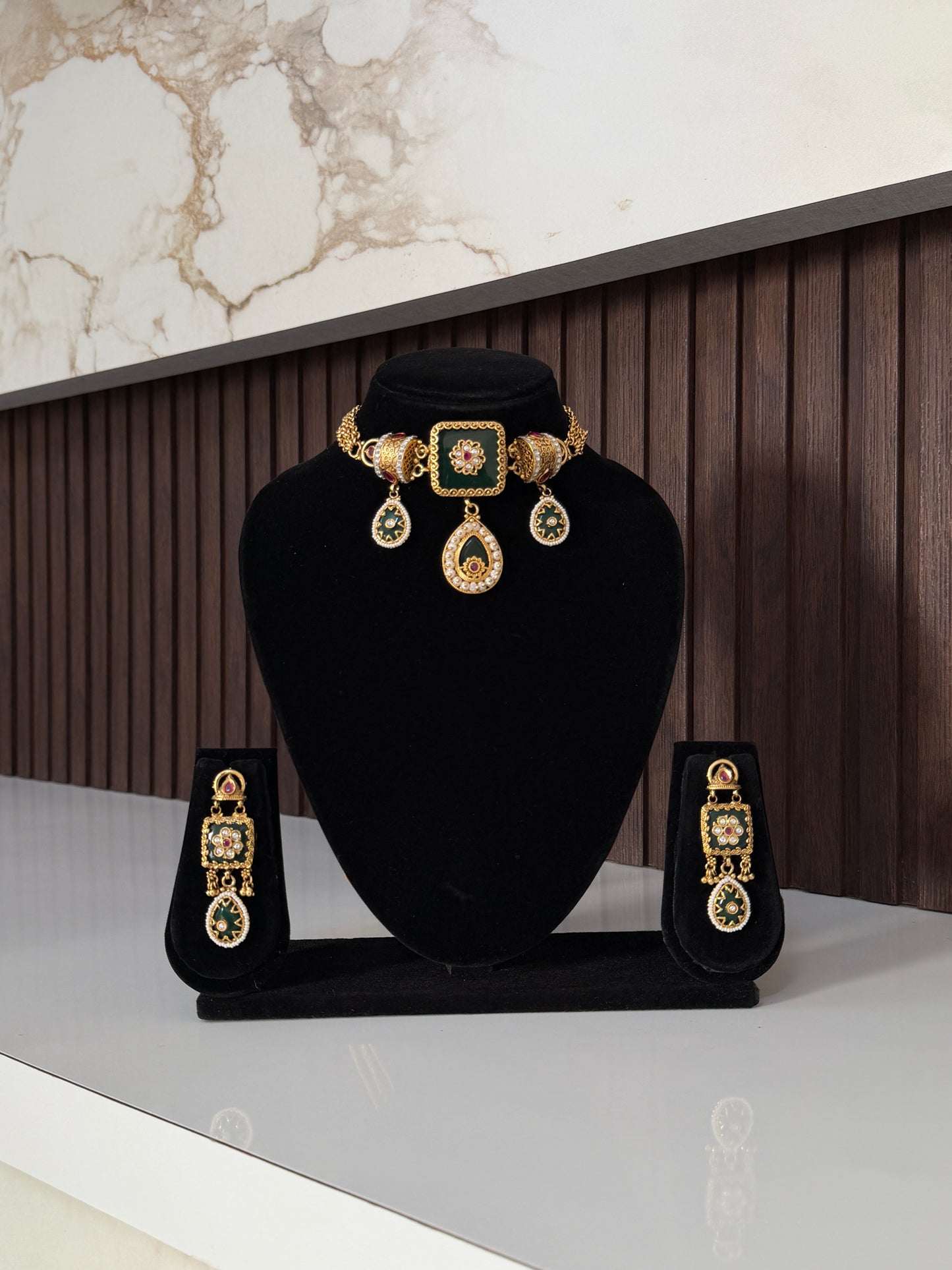 Alluring Uncut Polki Kundan Choker Set