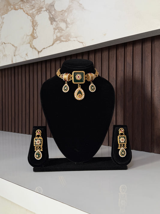 Alluring Uncut Polki Kundan Choker Set