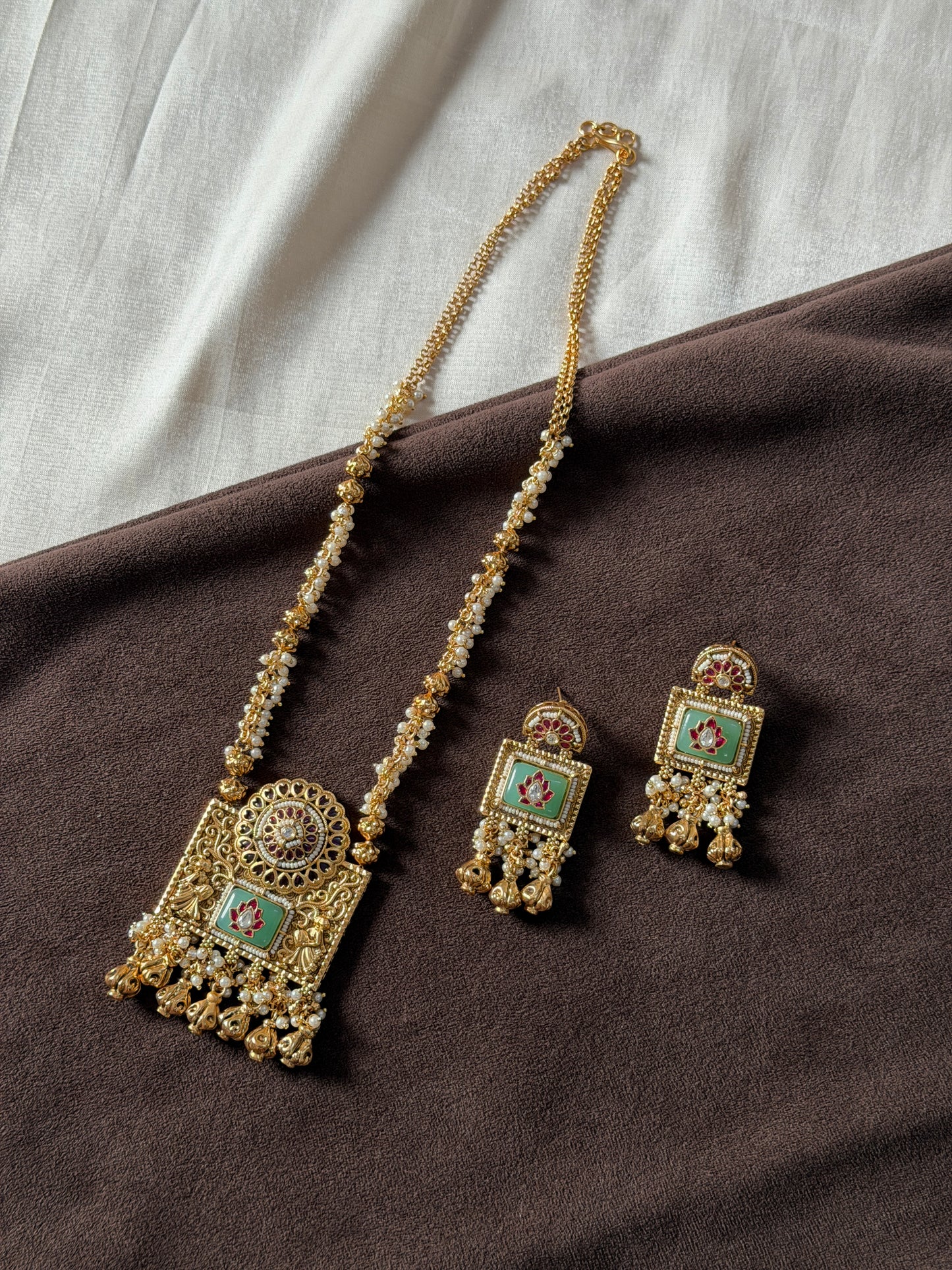 Elegant Heritage Premium Necklace Set